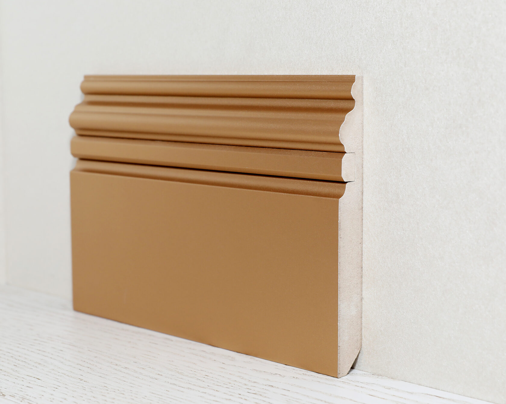 Плинтус, окрашенный в золотой цвет.