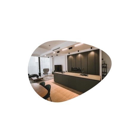 Гостиная-кухня с панорамными окнами и серой кухней от малины