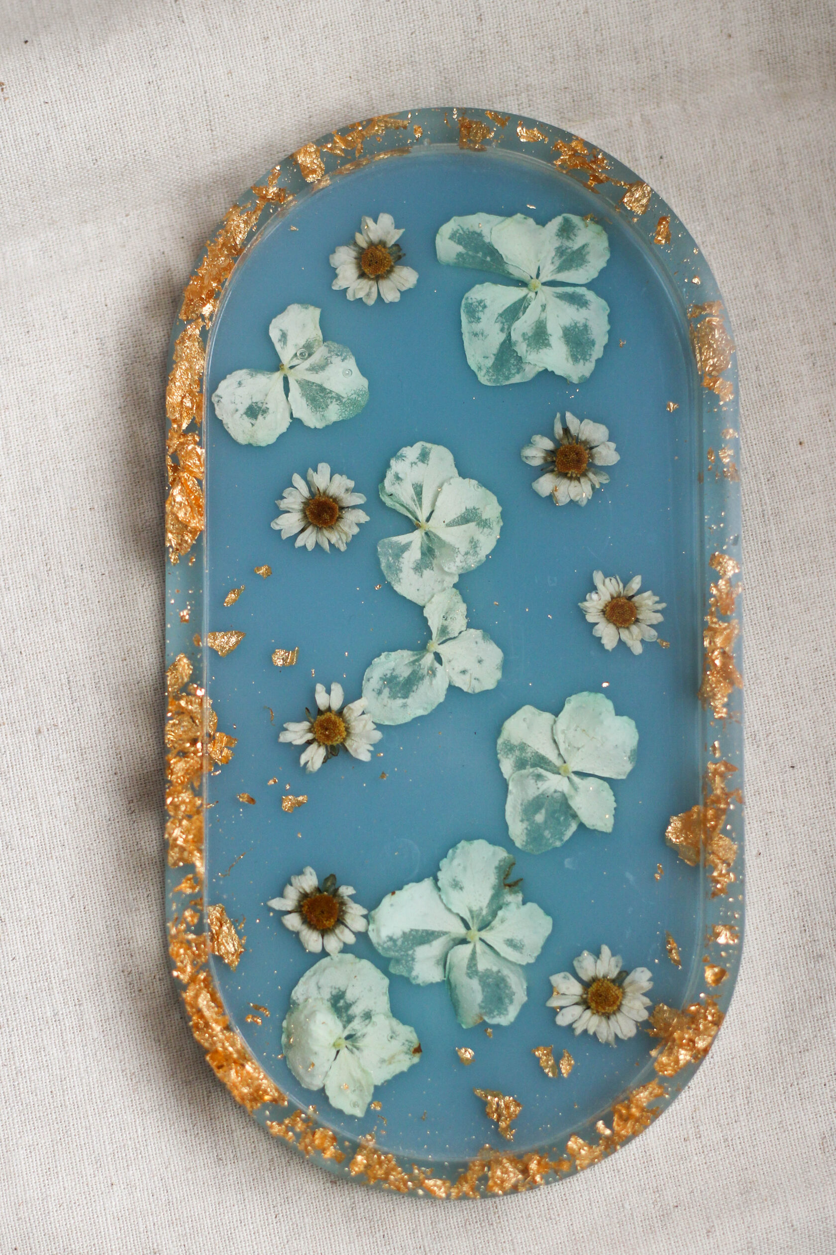 Овальный подиум из эпоксидной смолы голубого цвета с натуральными цветами