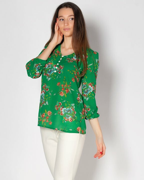 Зелена блуза с ръкав около лакътя, подходяща за пролетта