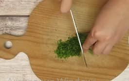 Приготовление оладий из кабачков с чесноком и зеленью: шаг 5