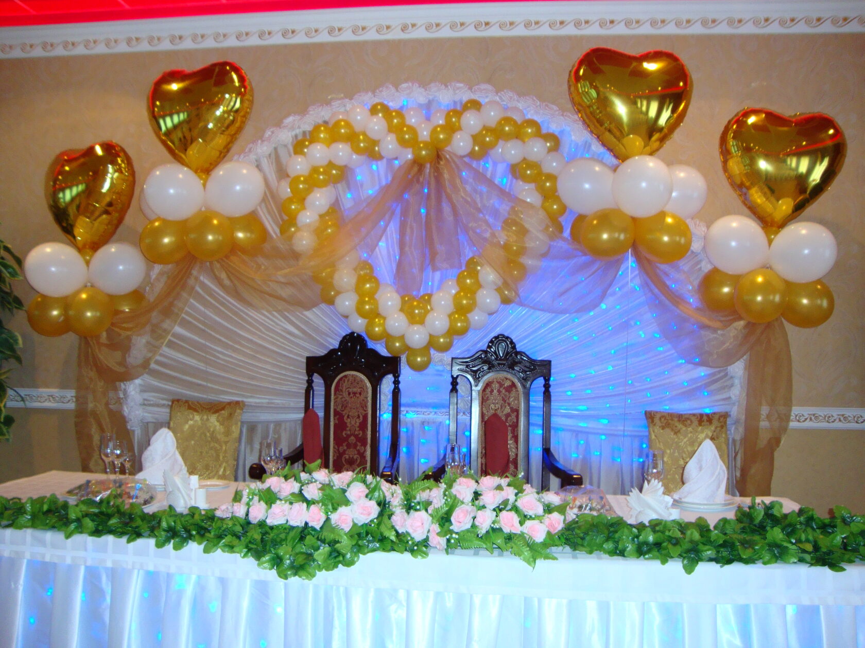 оформление зала на золотую свадьбу