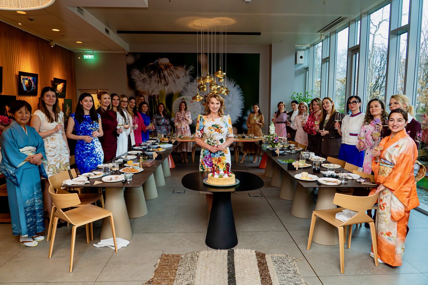 Анелия Костадинова с дамите от Клуб „Великолепната жена“ пред празничната торта на японското соаре в ресторант JAZU.