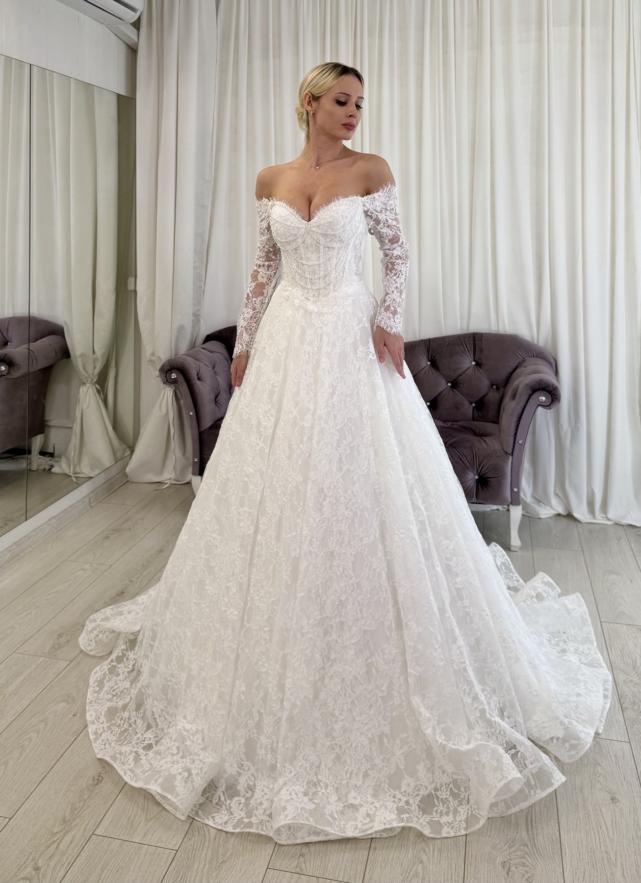кружевное свадебное платье с открытыми плечами и рукавами