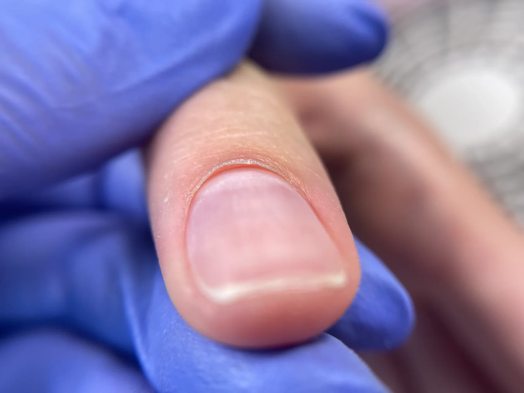 идеально раскрытый карман кутикулы при комби маникюре, техника Александры Данграс, чистый и безопасный маникюр без пропилов, склеек и порезов