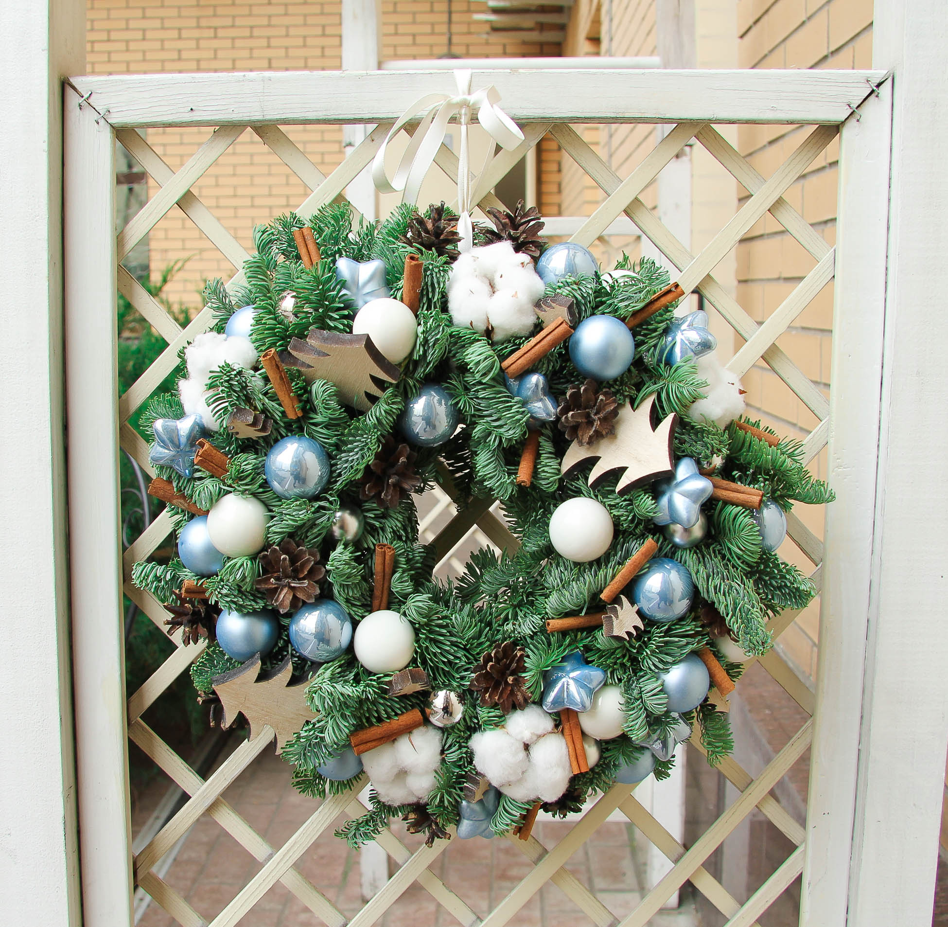 Christmas wreaths from live needles: buy, price in Minsk