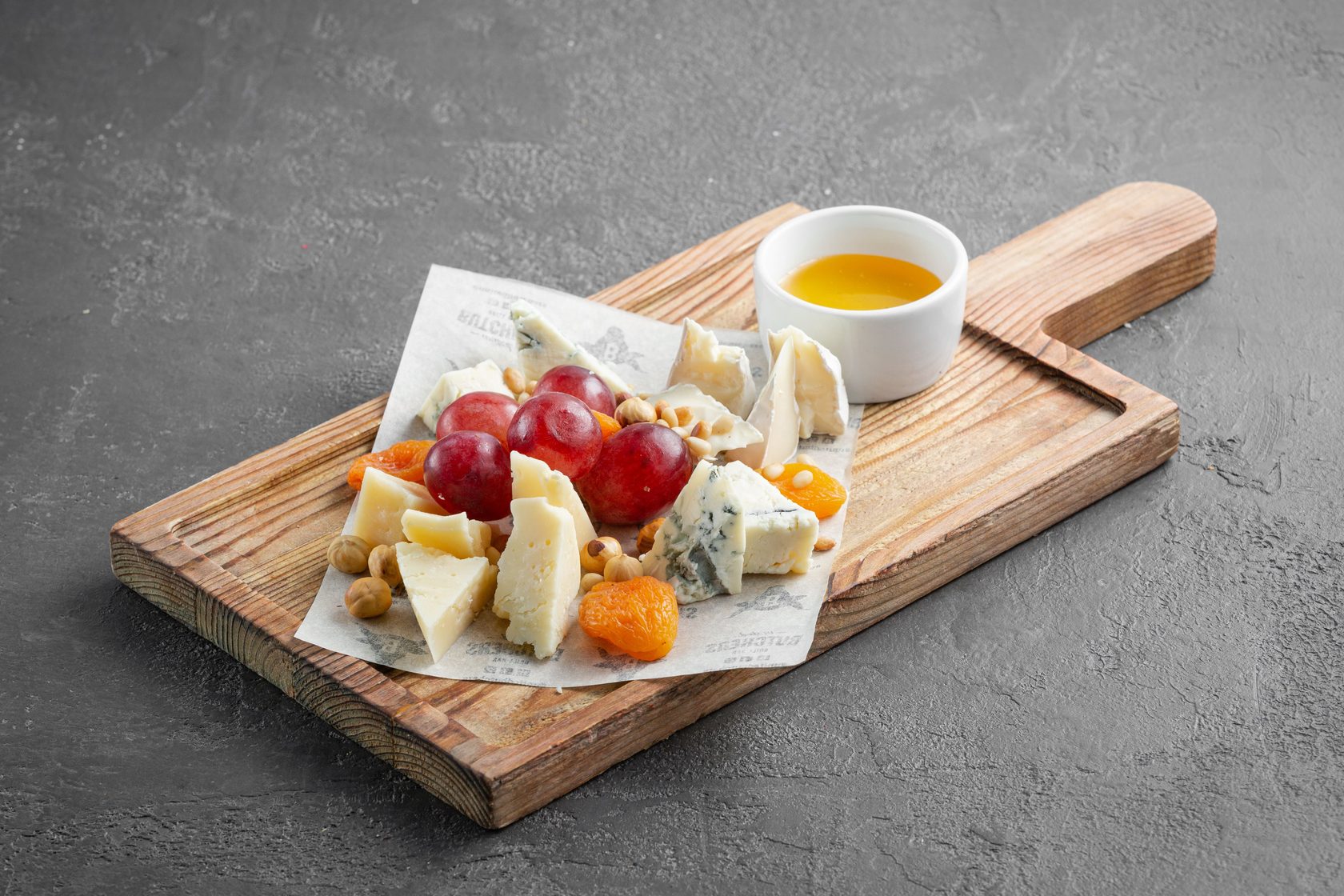 сырная тарелка на деревянной доске фото