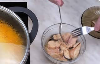 Приготовление супа из консервированной горбуши с картошкой и пшеном: шаг 9