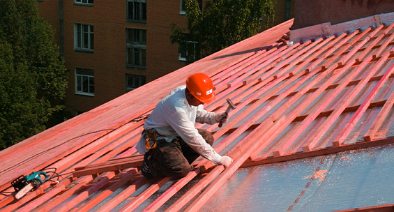 Промышленныq альпинист чинит кровлю здания