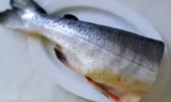 Приготовление ухи из красной рыбы со сливками по-фински: шаг 2