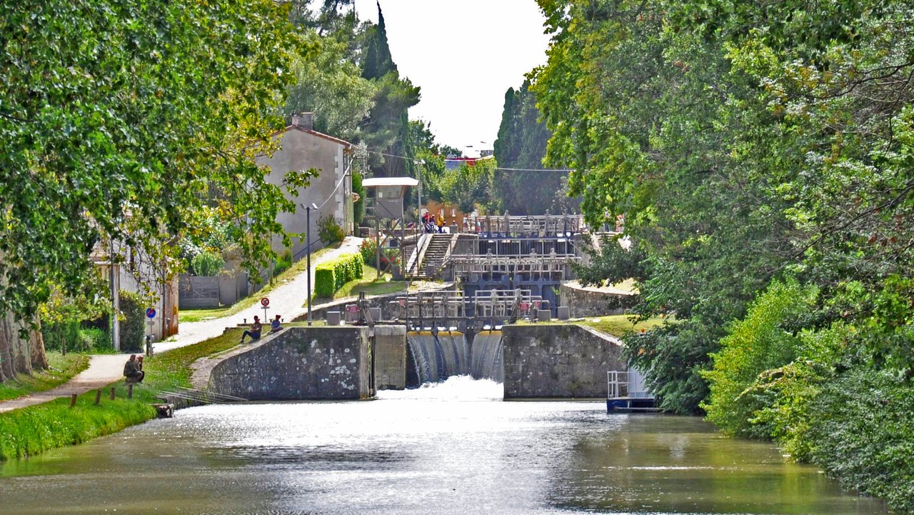 Canal france. Канал дю миди Франция. Южный канал во Франции. Le canal du Midi France. Лангедокский канал во Франции.