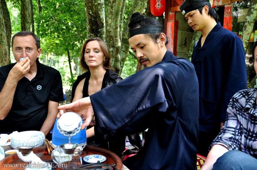 Дневной чай вместе с монахами.