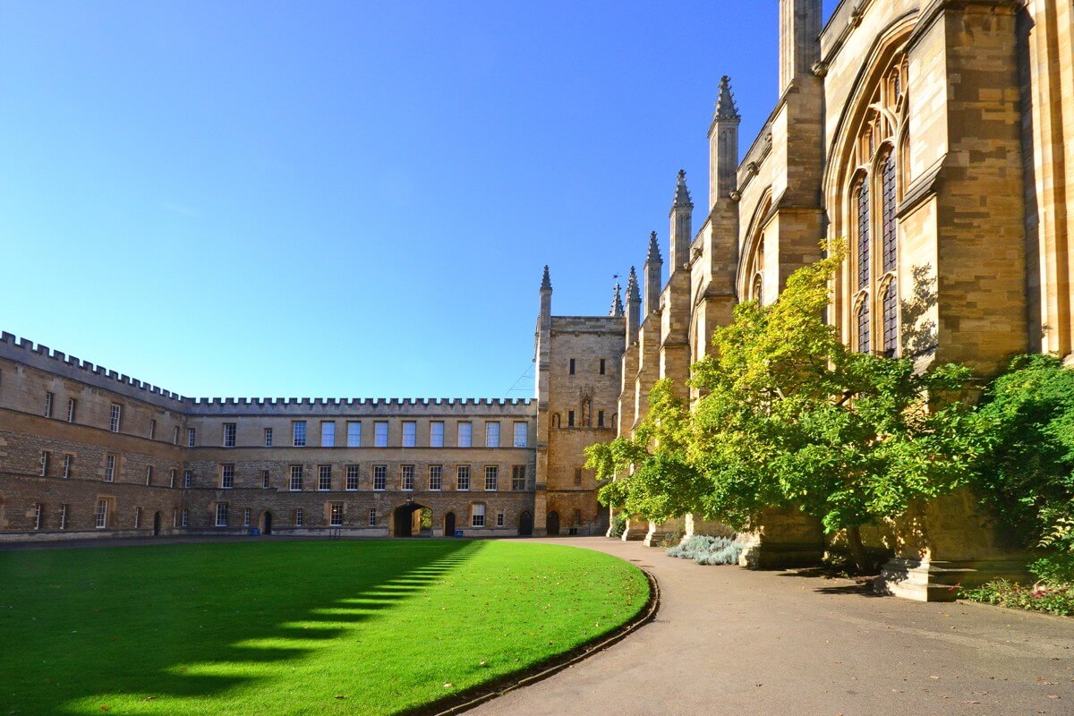 Oxford country. Оксфордский университет Великобритания. Куинз-колледж Оксфордский университет. Сити-оф-Оксфорд университет. Оксфорд сейчас университет.