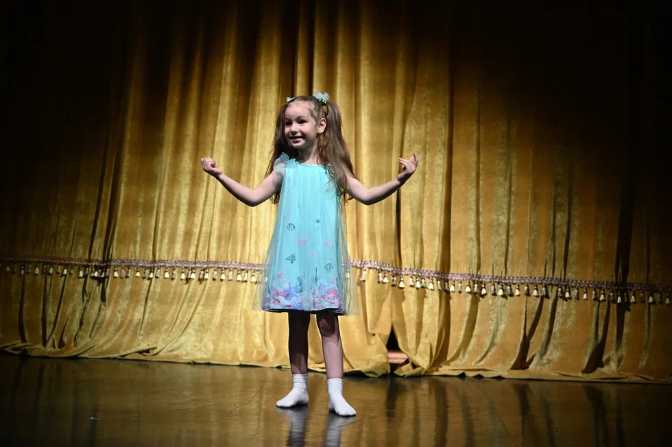 Екатерина васильева 1989 актриса театр у никитских ворот. Театральная школа. Дюймовочка театр карамболь. Мир театра. Девушка в театре.