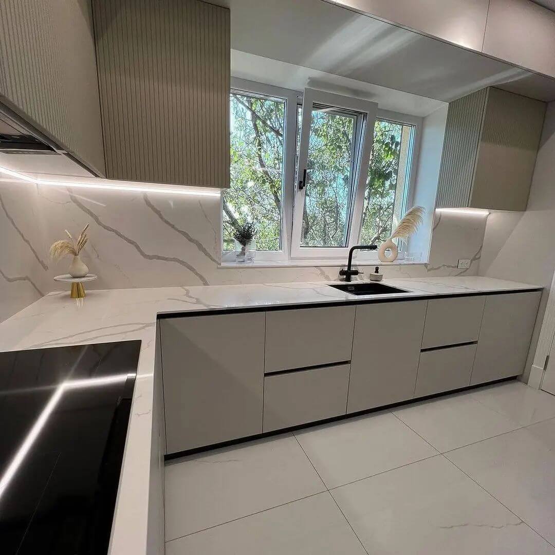 Кухня на заказ с подсветкой