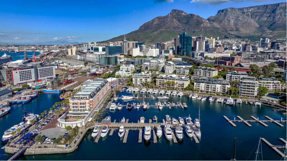 V & A Waterfront Marina с высоты: яхты в самом центре Кейптауна, а за ними — город и Столовая гора