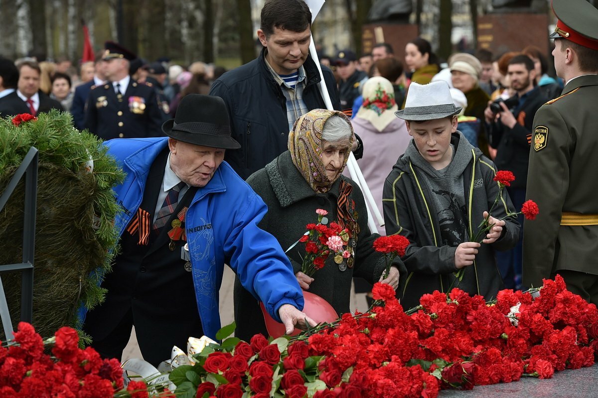 Возложение цветов 9 мая фото