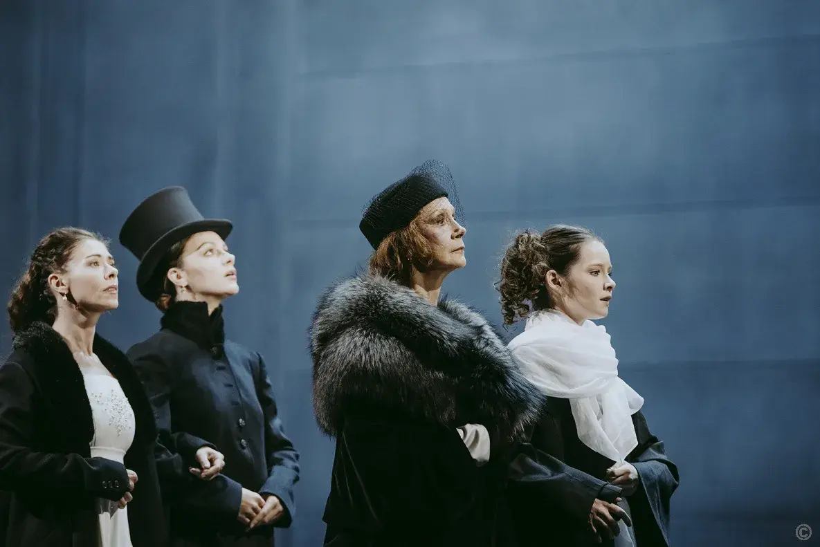 Спектакль Война и мир в театре Вахтангова, сцена с Наташей Ростовой.