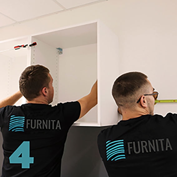 Montážníci sestavují závěsnou skříň