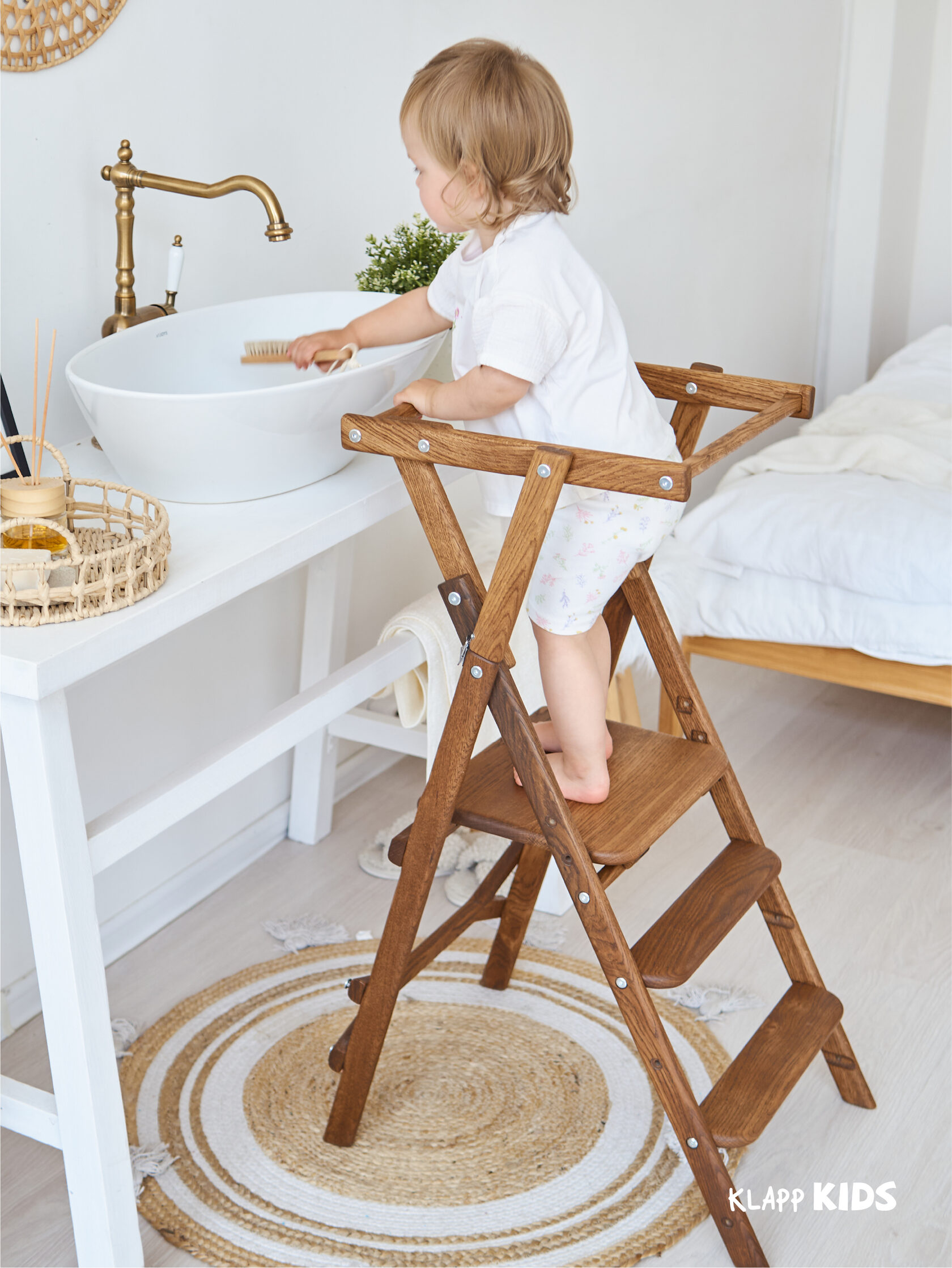 Ребёнок в башне помощника Klapp Kids цвета тик