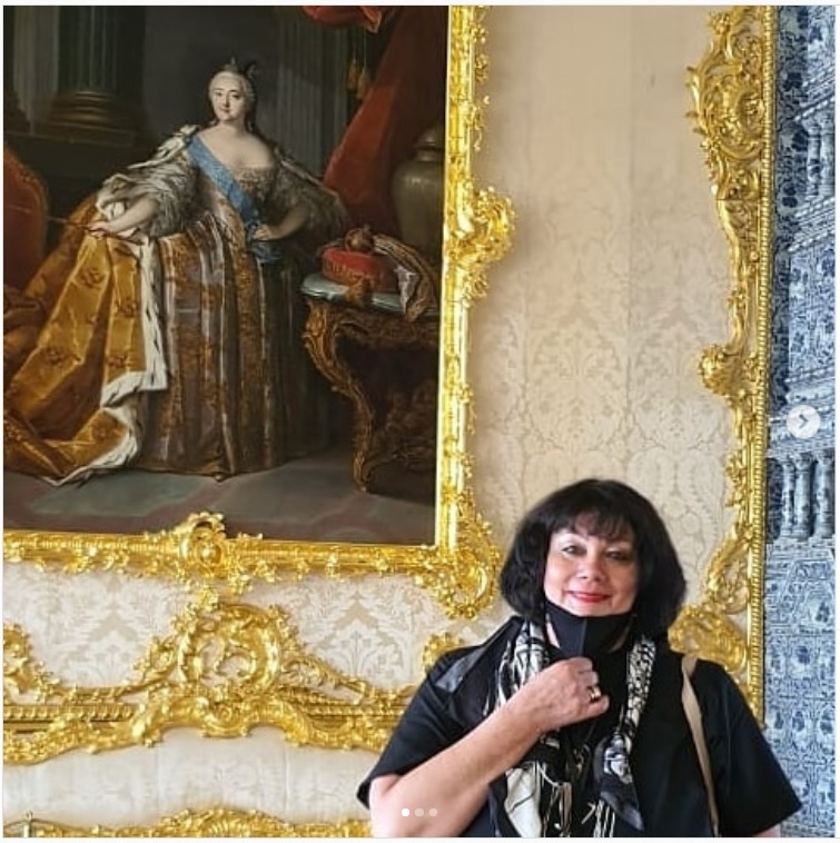 Через минуту попадья вышла