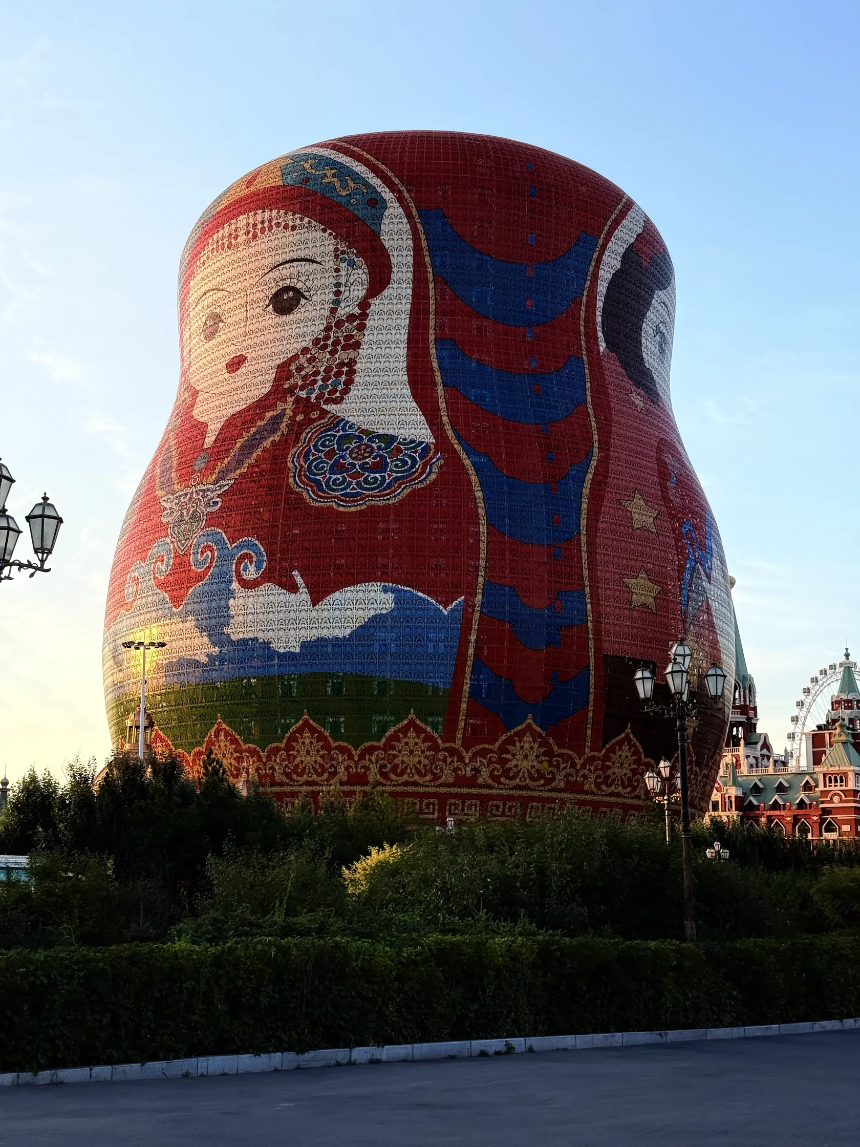 Главный корпус отеля Матрешка со стороны прогулочной зоны