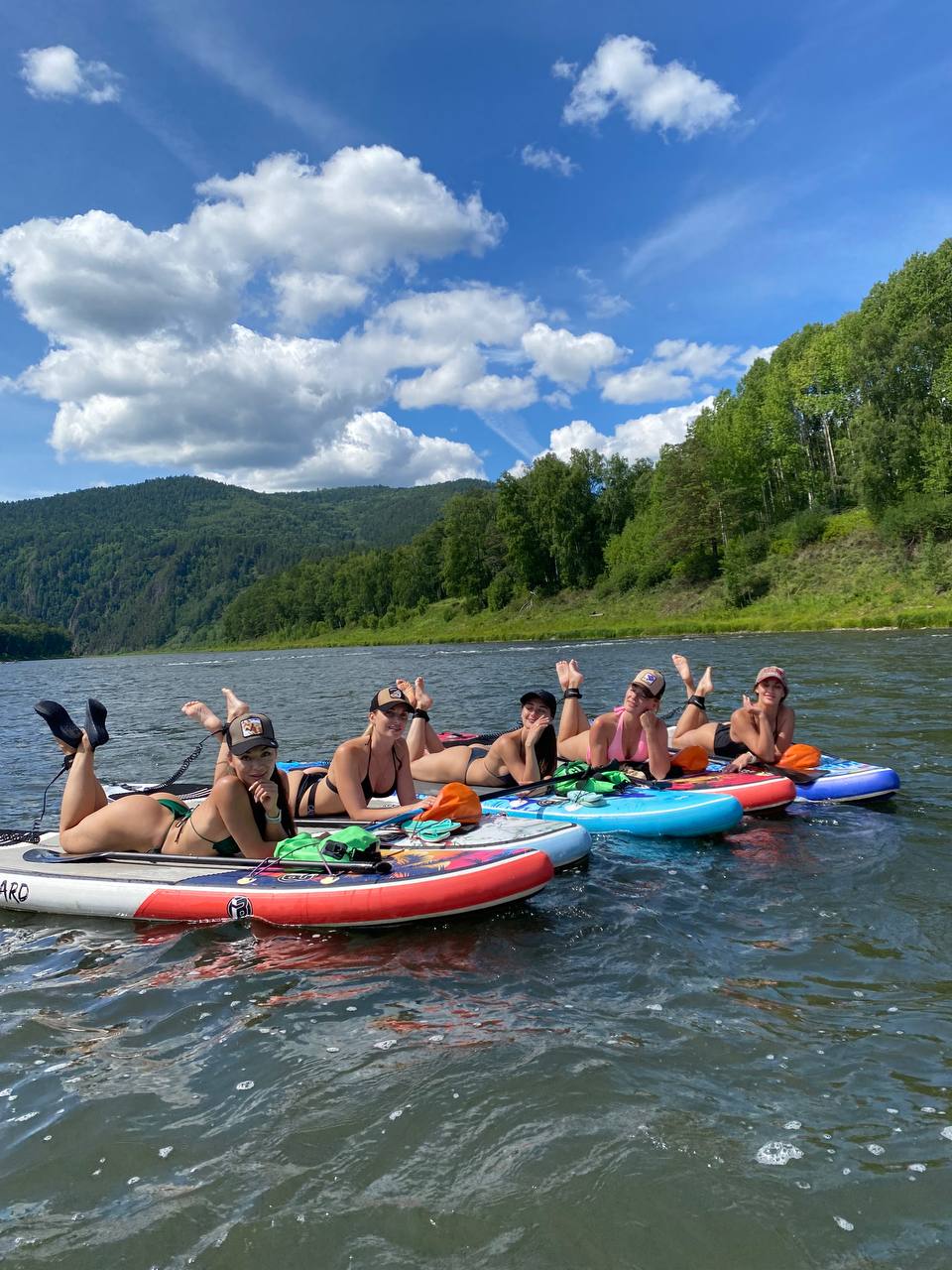 Прогулки на sup бордах. Sup в красноярске. Прогулка на сапе. Сапы напрокат. Сплав по горной реке алтай.