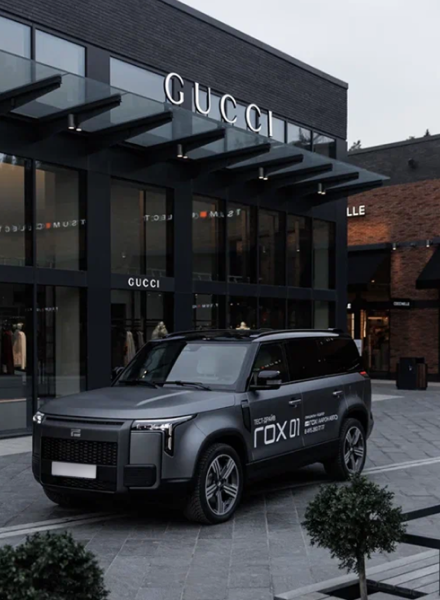 Автомобиль экспонируется на открытой площадке премиального ТЦ