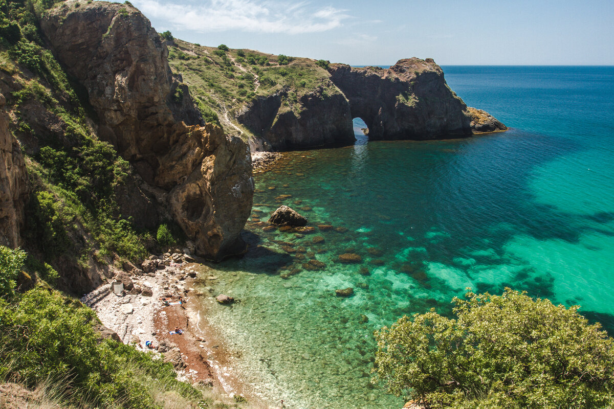 Пляжи крыма. Пляж Каравелла Фиолент. Пляж грот Дианы Фиолент. Каравелла пляж мыс Фиолент. Фиолент Севастополь.