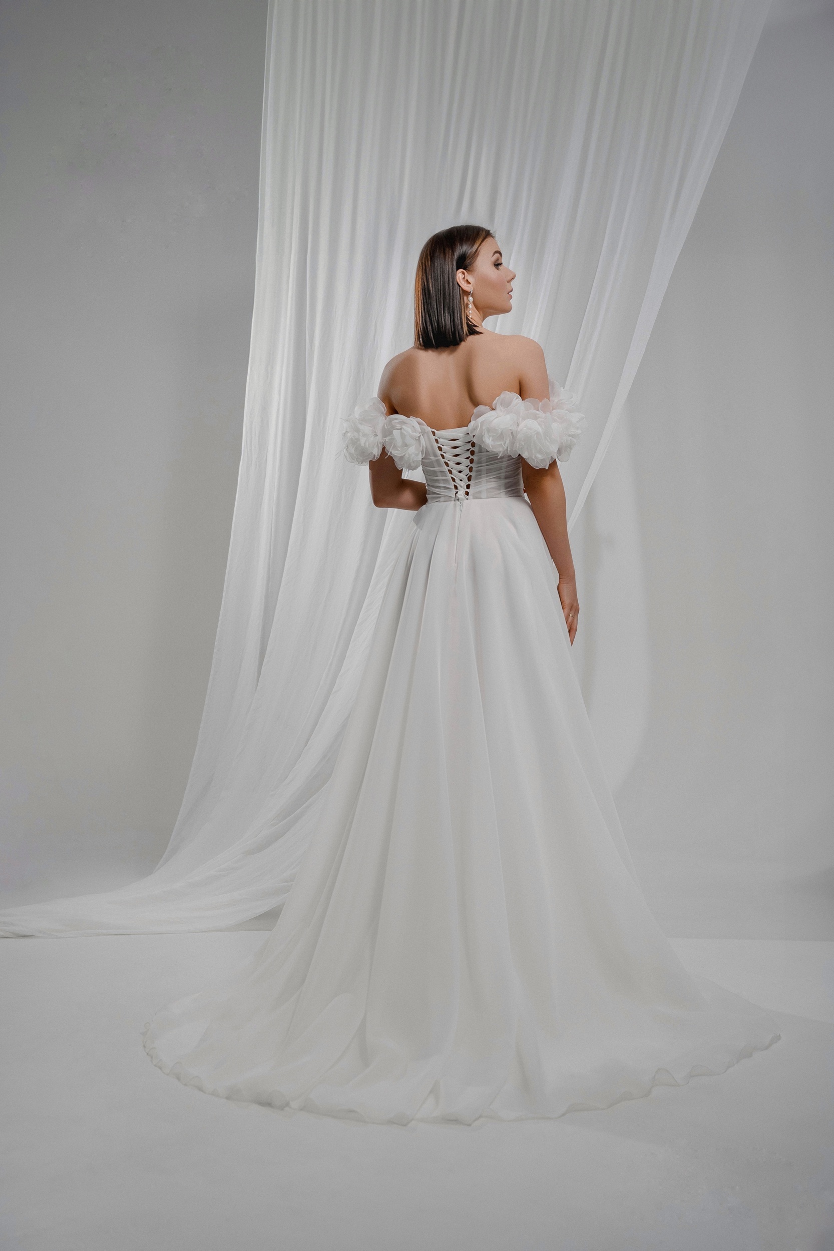 Свадебное платье с открытыми плечами Батайск прокат