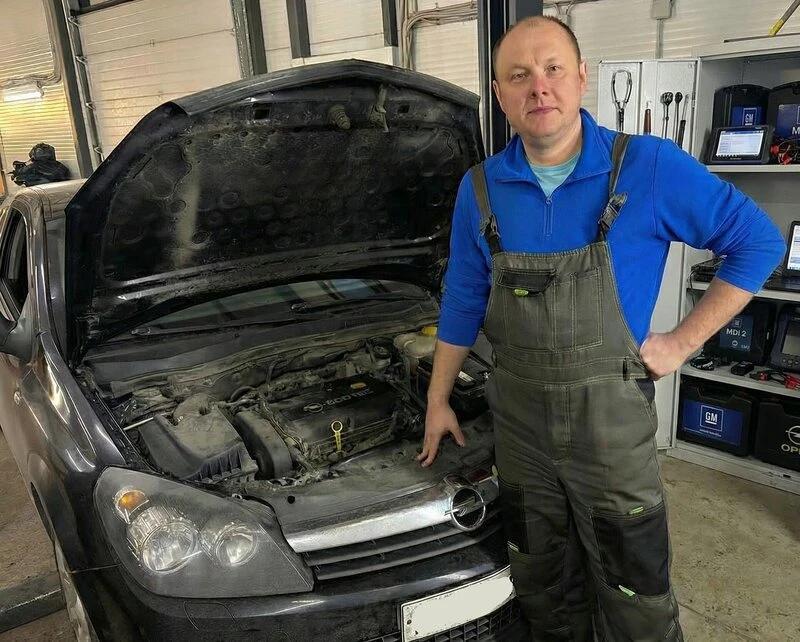 Мастер СТ Сервис Opel у автомобиля в ремзоне