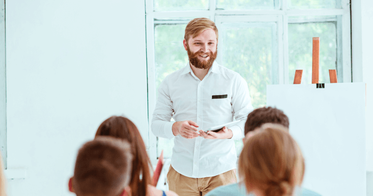 мужчина в белом с рыжей бородой выступает