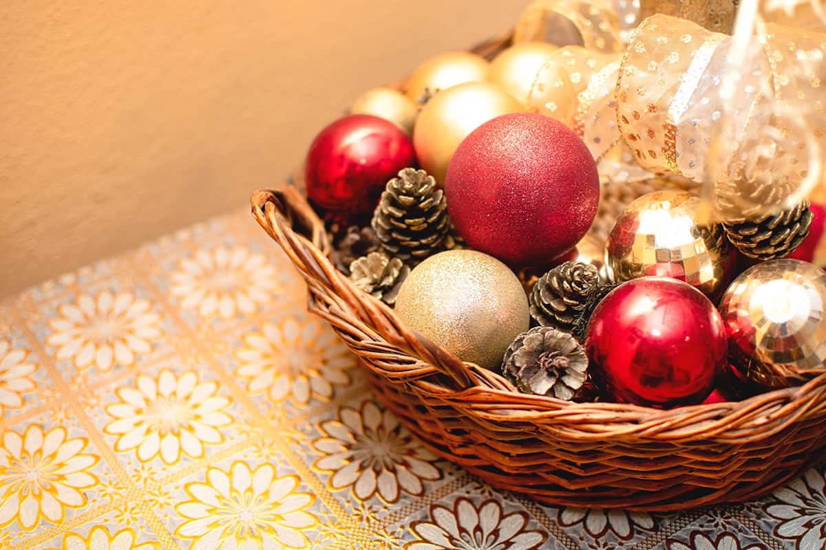 Корзинка с украшениями и сосновыми шишками