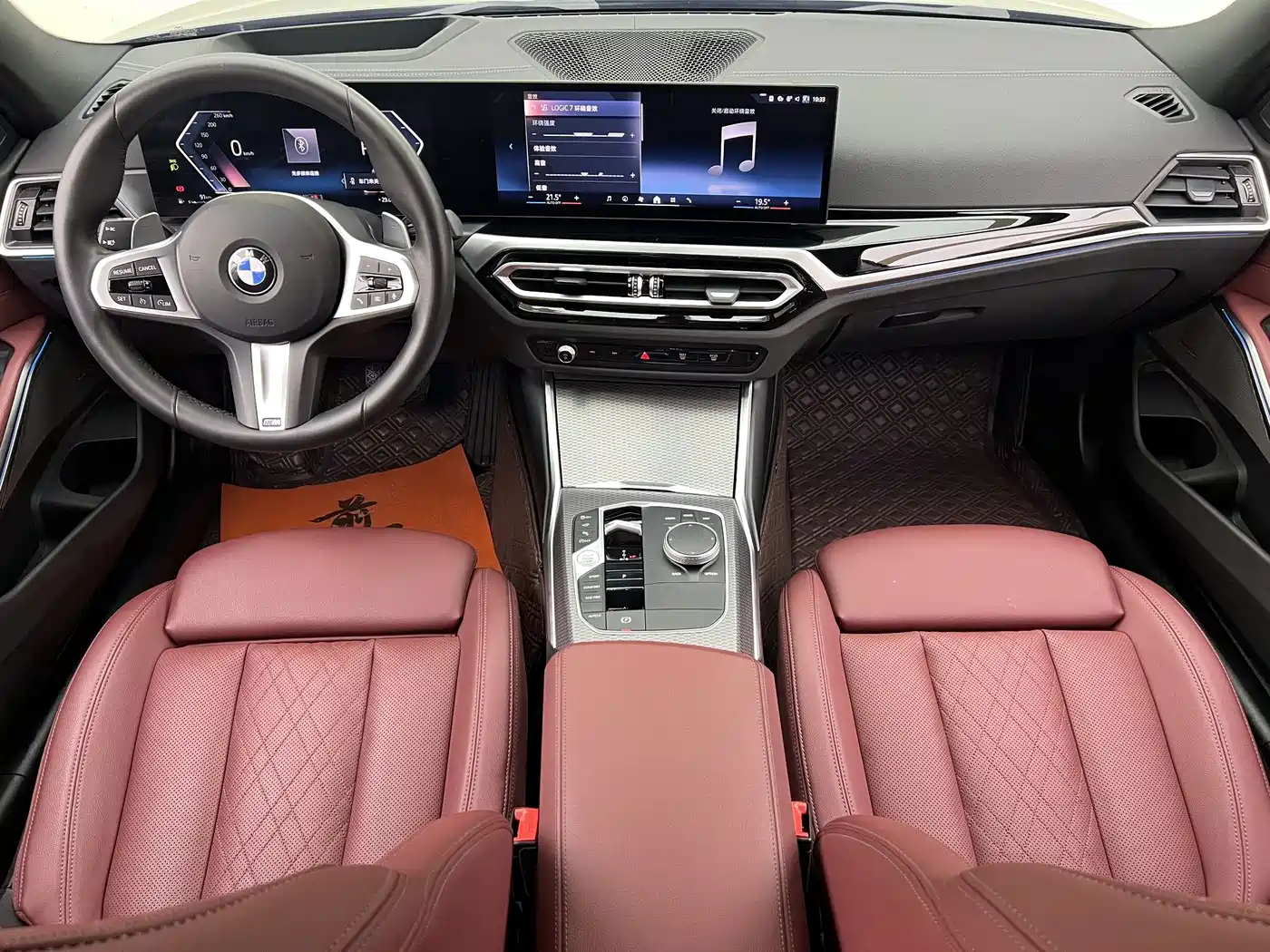 BMW 330Li G28 2023 M Sport Night Package — красные передние сиденья, руль, широкий дисплей и центральная консоль
