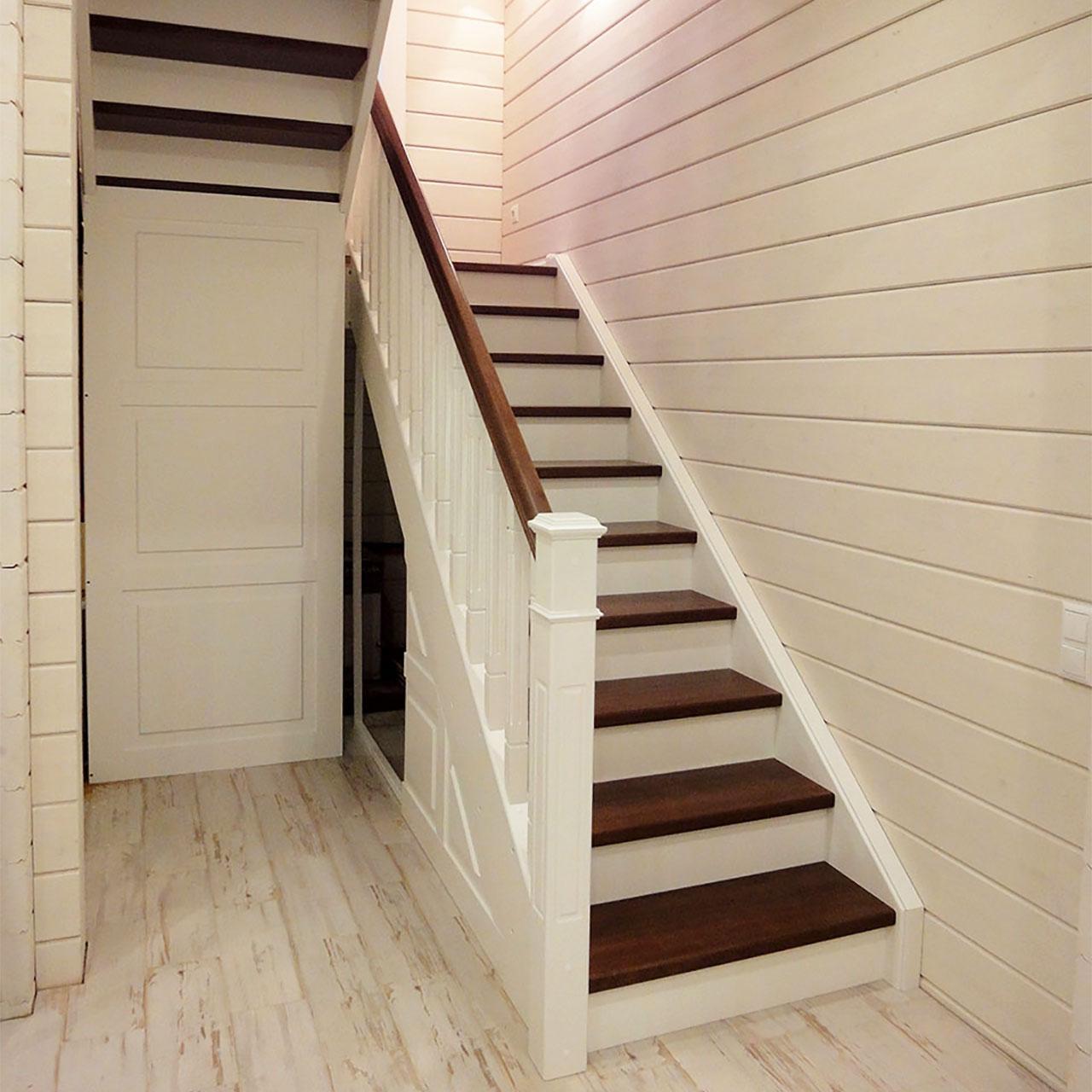деревянная лестница в двух цветах фото