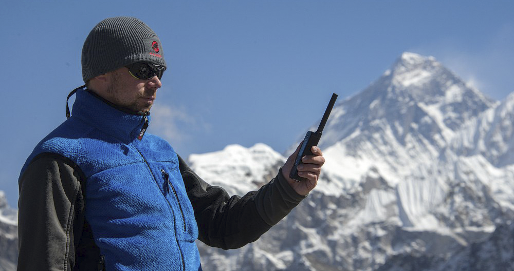Thuraya XT в руках Алексея Яковлева на фоне Эвереста