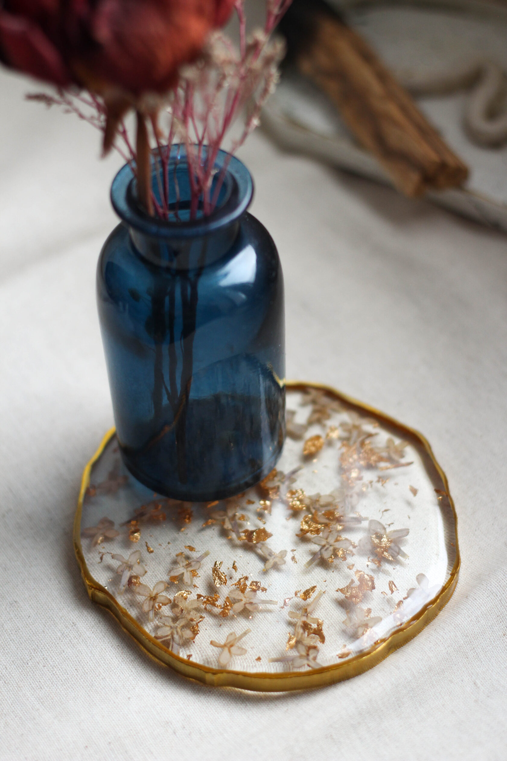 Круглый подстаканник из эпоксидной смолы с натуральными цветами