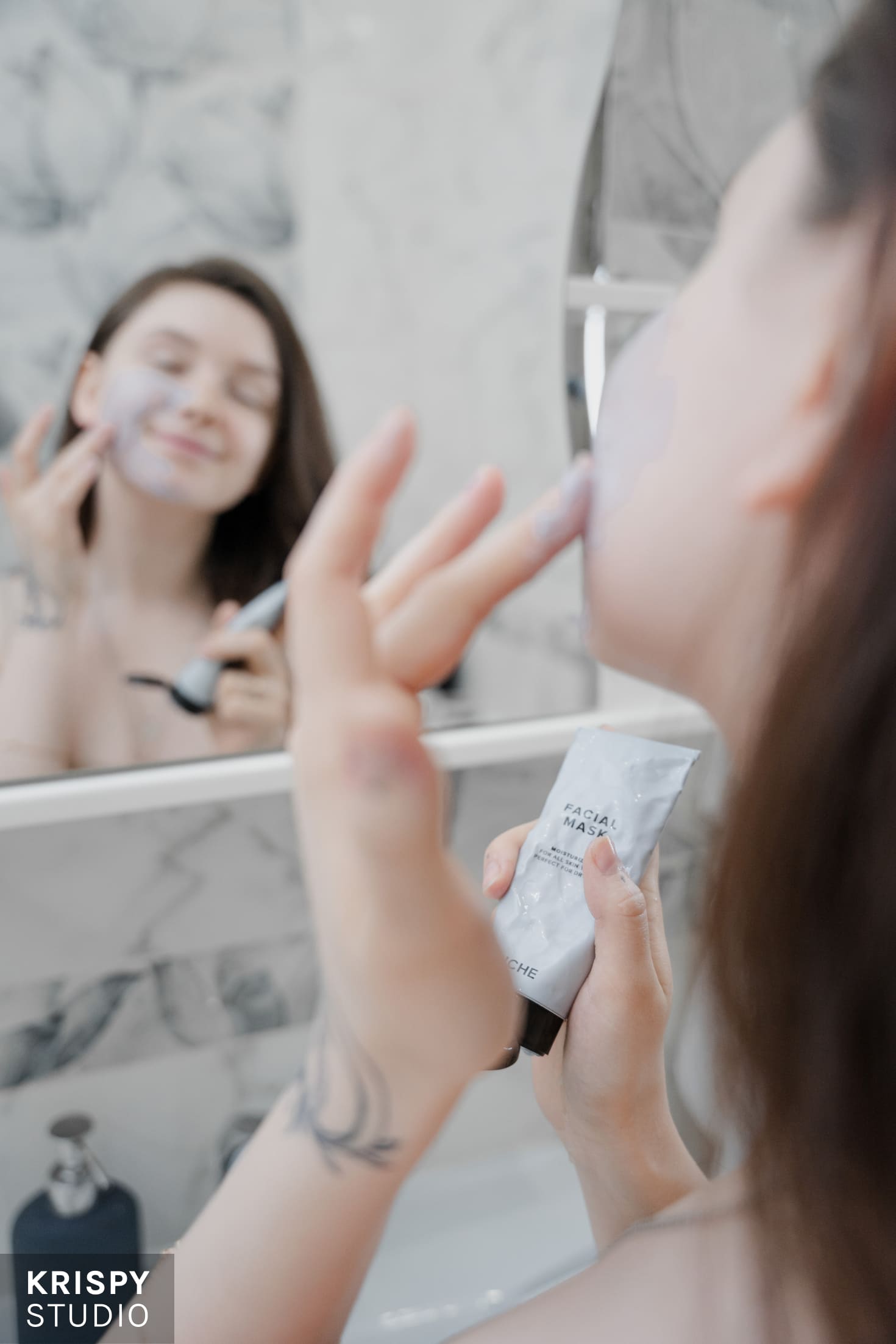 Уход за кожей с косметической маской от Riche на фоне студии