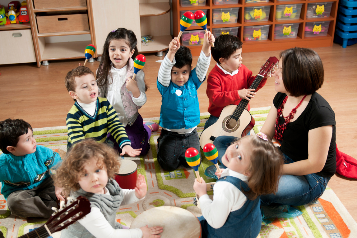 Музыка для развлечения. Дети в детском саду. Дети в саду. Занятия в детском саду. Музыкальное занятие в садике.