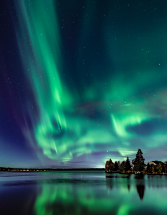 Северное сияние в ночном небе на Кольском полуострове