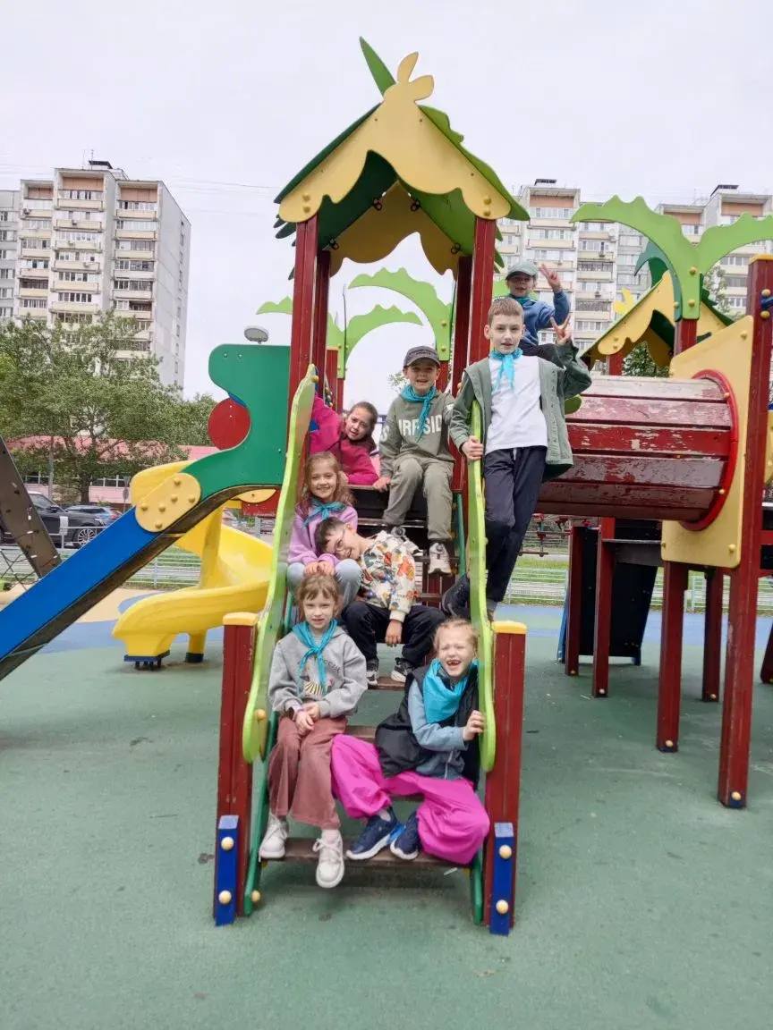 Дети играют на безопасной оборудованной площадке