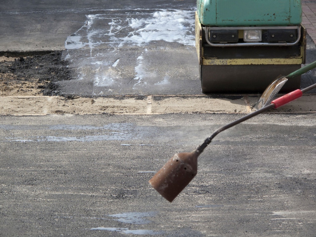 нанася битумен грунд при асфалтиране на паркинг в софия
