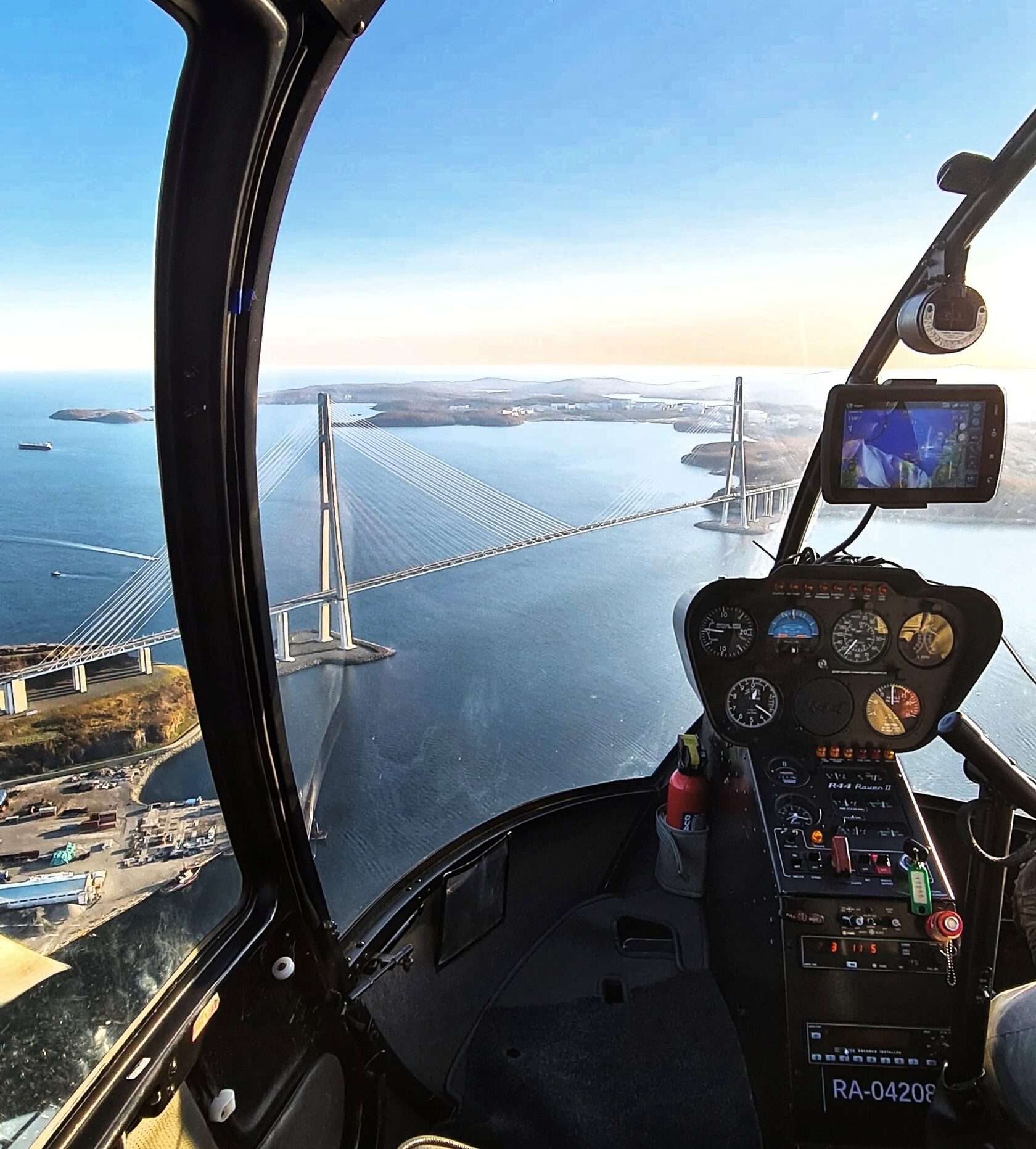 Вид из кабины вертолета на мосты Владивостока