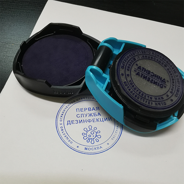 Крупный план штампа с лазерной гравировкой