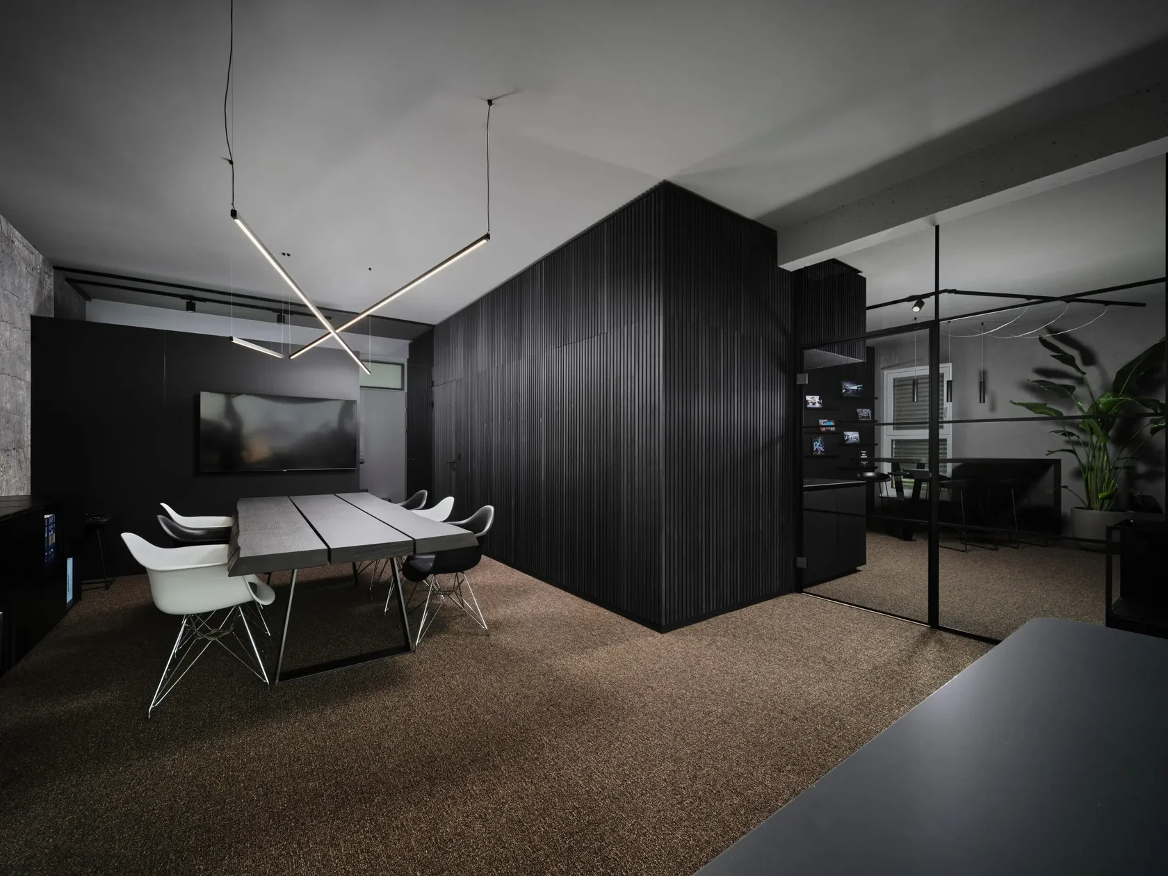 Офис с панелями AKUPANEL Black Ash — премиальная отделка