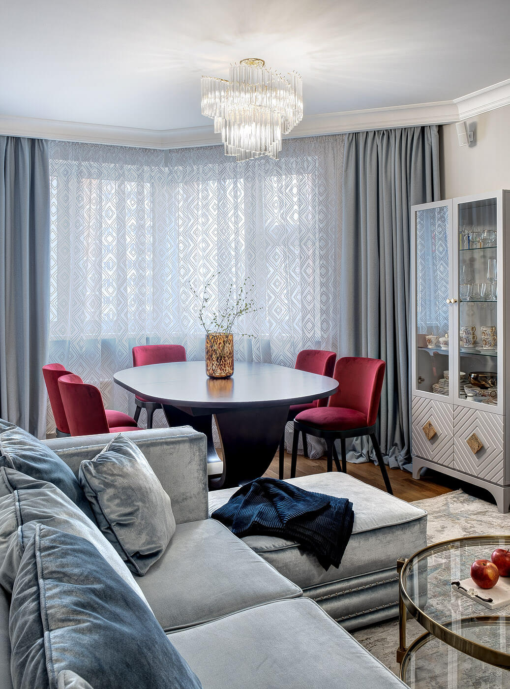 Новая Москва - Дизайн интерьера гостинной, диван, стол, стулья, шкаф-витрина