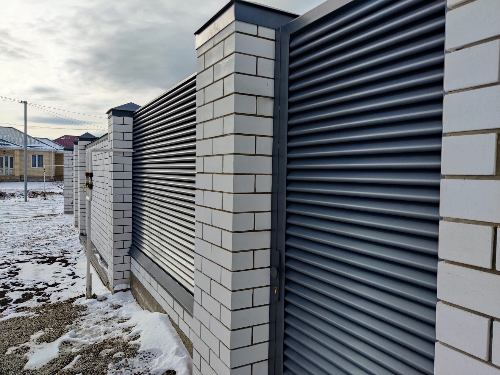 Ral 3020 профлист. Город ставрополь забор под ключ. Забор брикс с металлоштакетником. Забор 7024 с кирпичными столбами. Забор из профнастила коттедж.