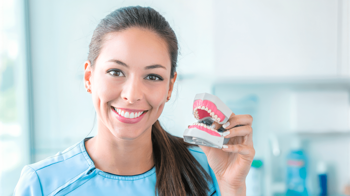 как можно записаться на прием к врачу через интернет. стоматология приглашает. девушка с брекетами. стоматолог. врач стоматолог ортодонт.