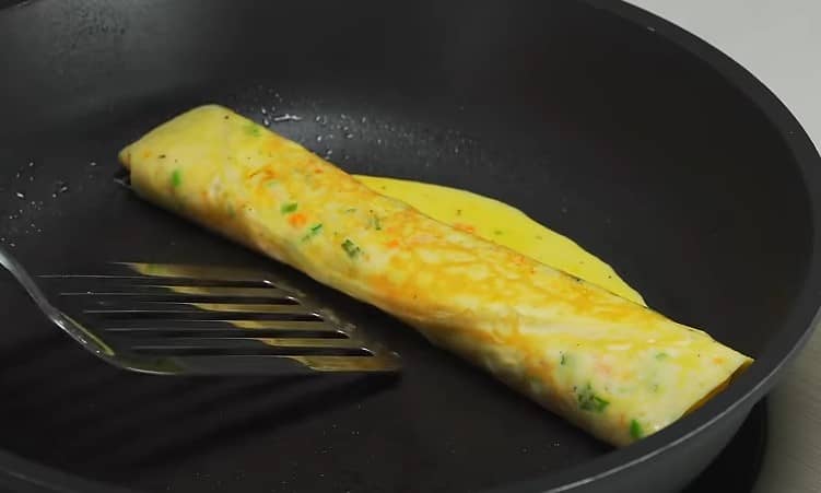 Приготовление японского омлета тамагояки с овощами: шаг 9