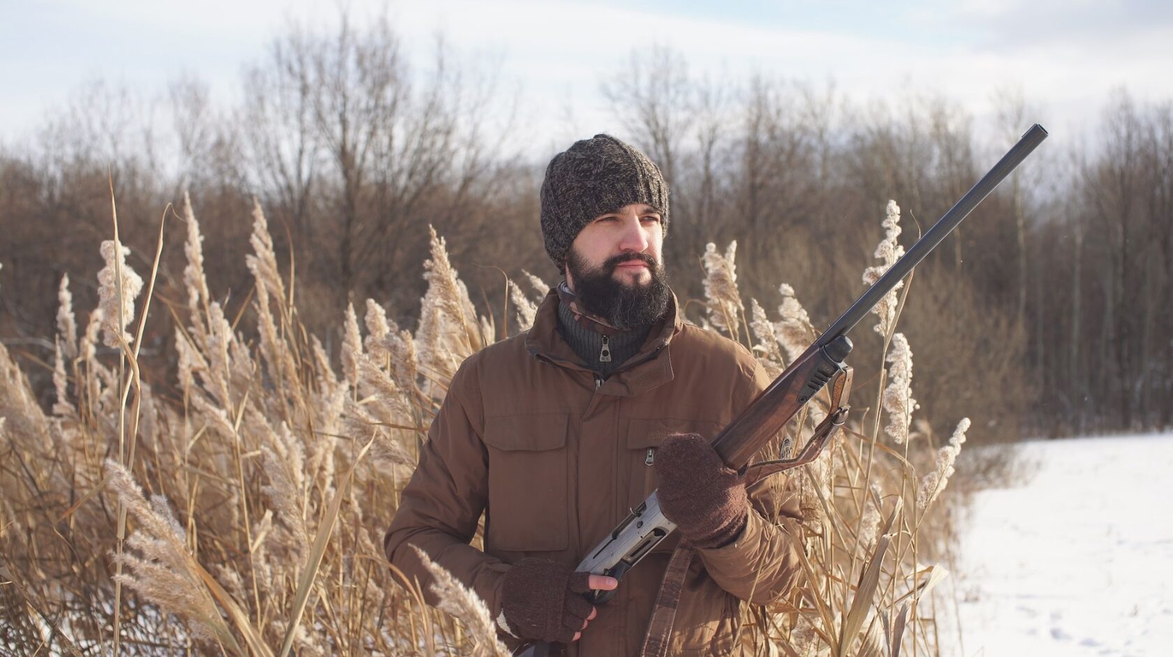 Young hunter. Охотник сидит.